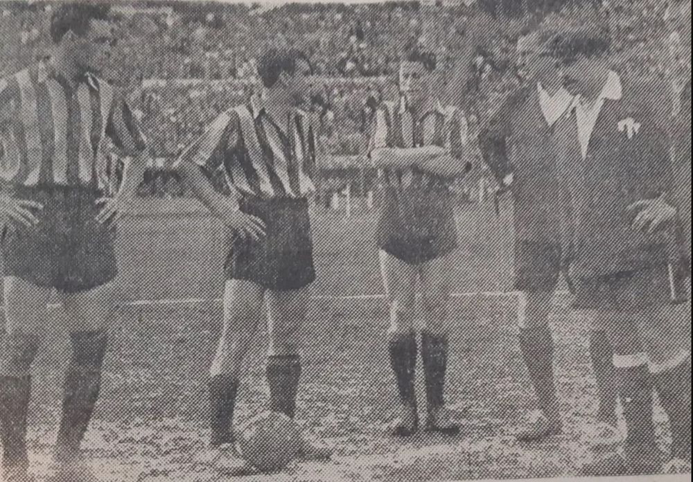 Juan Eduardo Hohberg, &Oacute;scar M&iacute;guez y Juan Alberto Schiaffino con Pe&ntilde;arol en la mitad de la cancha con los &aacute;rbitros, esperando que salga Nacional para jugar el segundo tiempo del cl&aacute;sico de la fuga en 1949, lo que finalmente no sucedi&oacute;