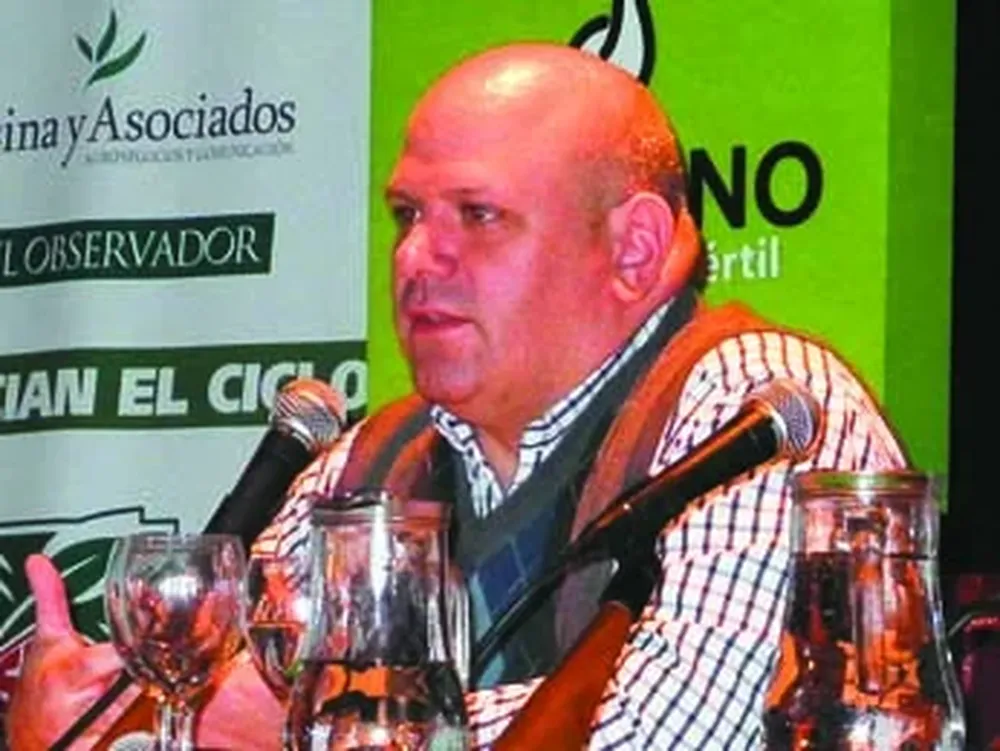 Tapia en plena exposición en el teatro 28 de Febrero de Mercedes