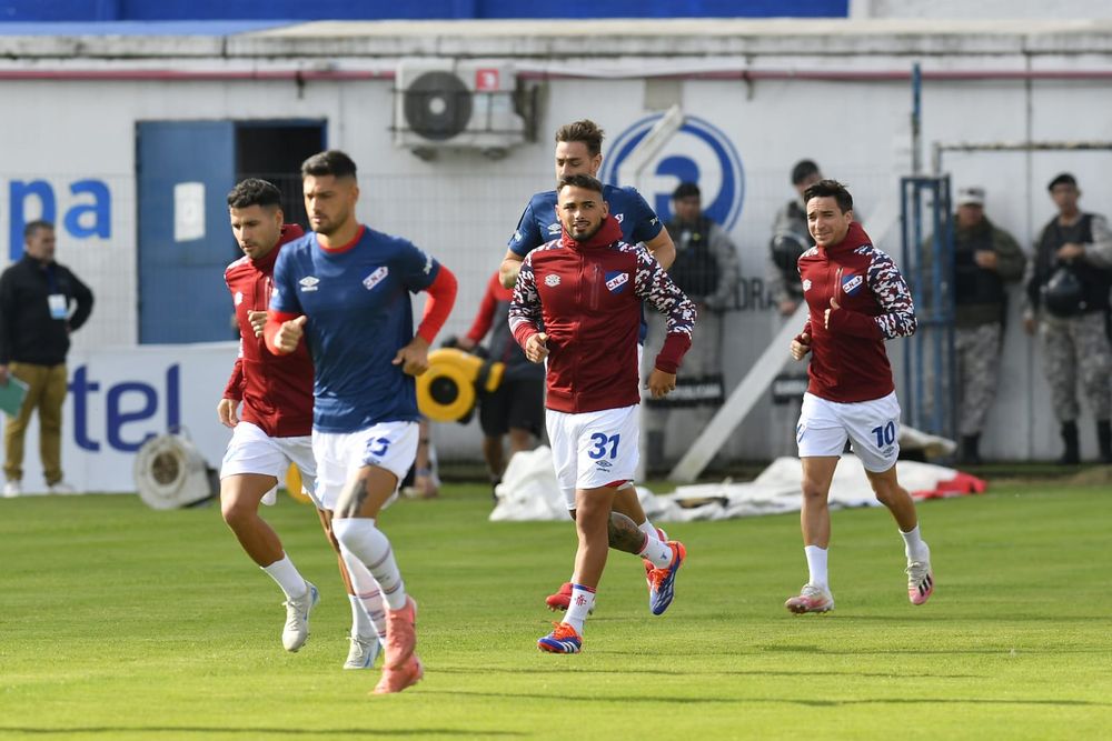 Nacional sale a la cancha en el Parque Artigas, para realizar el calentamiento, con Jairo Amaro (31) en el plantel
