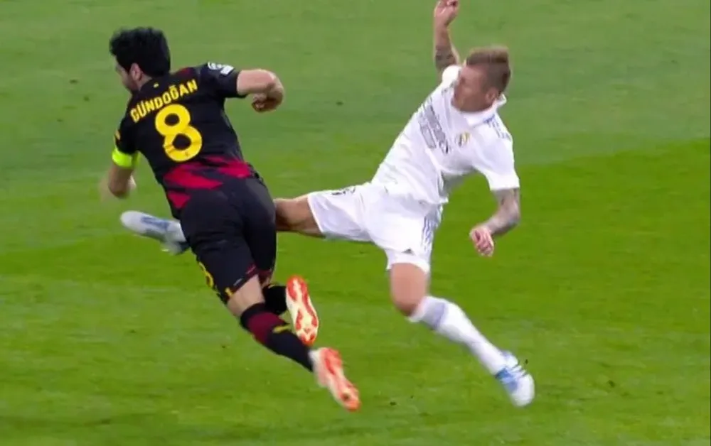 Toni Kroos le pegó un patadón a Gundogan en el encuentro entre Real Madrid y Manchester City