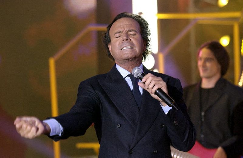 Julio Iglesias, la imagen de "latin lover" empañada en la vejez por denuncias de violencia sexual y explotación laboral