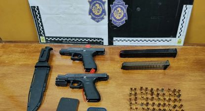 dos delincuentes coparon a la casa de un hombre de 71 anos: fueron detenidos con dos pistolas requeridas