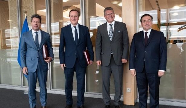 El vicepresidente de la Comisión Europea encargado de la relación con Reino Unido, Maros Sefcovic, el ministro de Asuntos Exteriores, José Manuel Albares, su homólogo británico, David Cameron, y el ministro principal de Gibraltar, Fabián Picardo.&nbsp;