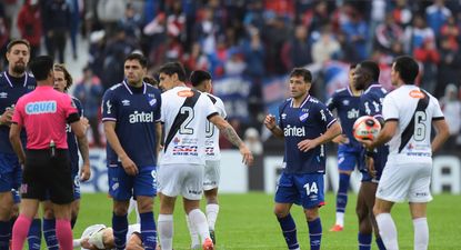 Leodán González y Nicolás Lodeiro discuten luego de que el árbitro expulsara al jugador de Nacional, en el último partido ante Danubio