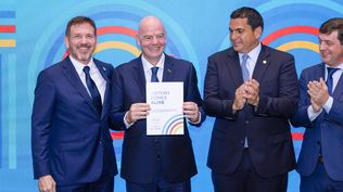 Gianni Infantino, presidente de FIFA, recibiendo la candidatura del Mundial 2030 junto a Alejandro Domínguez, presidente de Conmebol, e Ignacio Alonso 