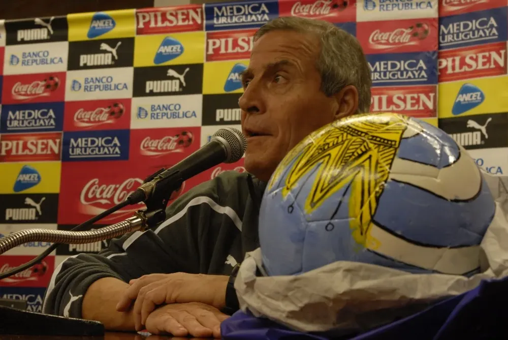 Tabárez con una pelota pintada por Páez Vilaró