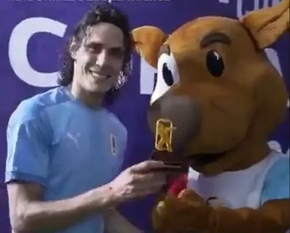 El festejo de Cavani y Pibe, la mascota de la Copa América