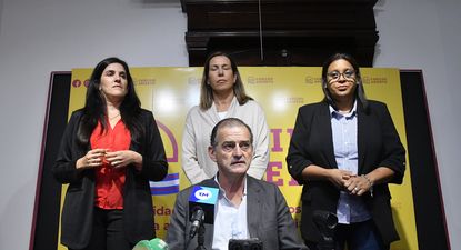 Lorena Quintana, Rossana de Oliveira y la implicada Verónica González junto a Guido Manini Ríos en conferencia de prensa