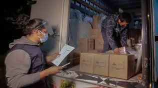 Trabajadores de la Oficina Nacional de Procesos Electorales del Perú (ONPE) distribuyen material electoral en centros de votación en Callao, cerca de Lima, el 5 de junio de 2021