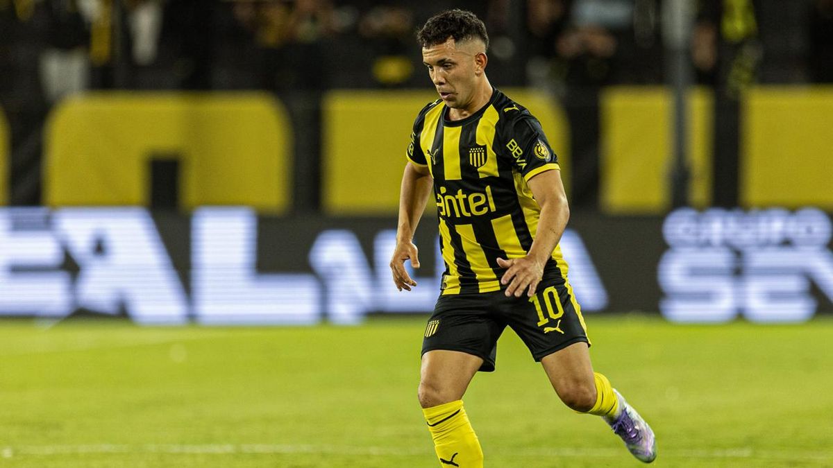 Leonardo Fernández regresó a Uruguay tras su operación de rodilla en España: la 