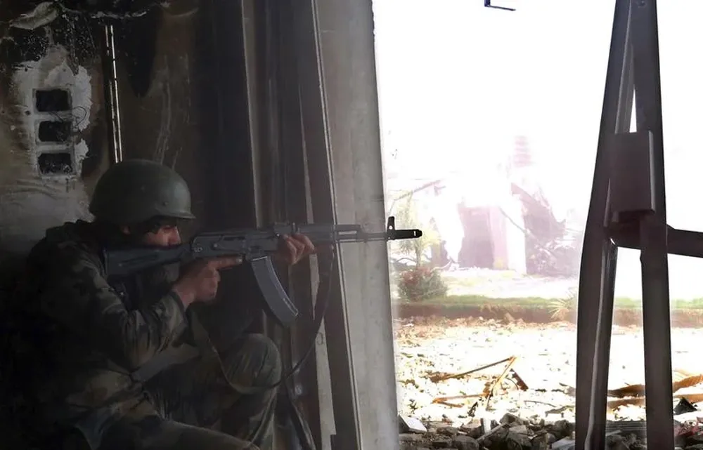 Siria- Soldado sirio en pleno enfrentamiento en Daraya, Damasco