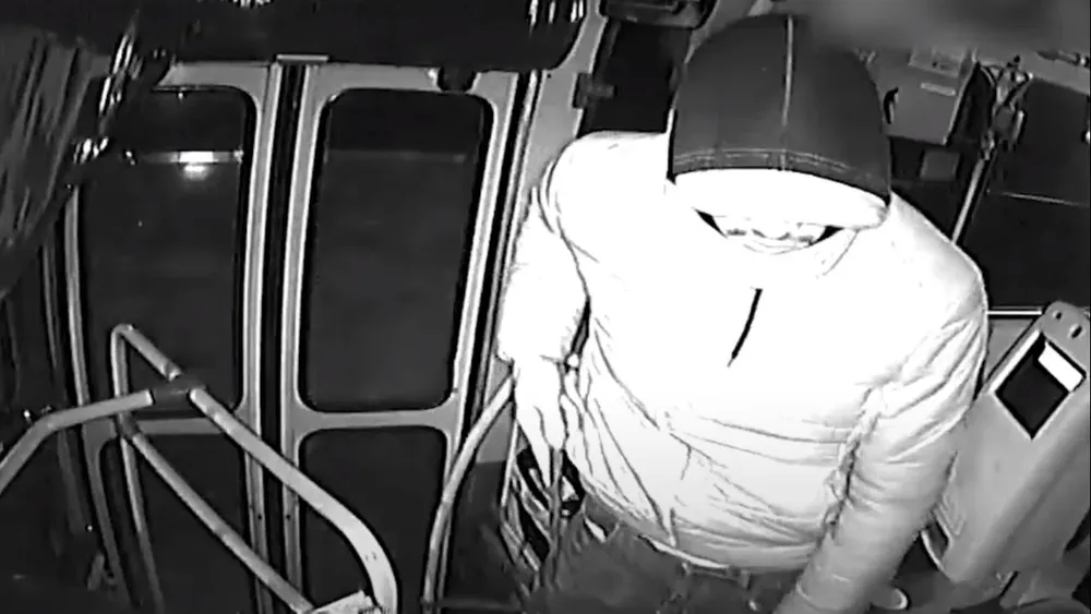 Momento en el que Pachulo amenaza a uno de los choferes para robarle la recaudación del ómnibus