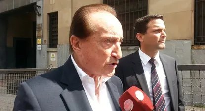 Eugenio Figueredo junto a su abogado, Gustavo Bordes, afuera del juzgado