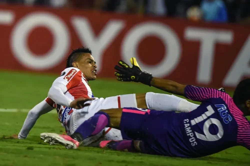 El uruguayo Jonathan Alvez autor de un gol para Junior de Barranquilla.
