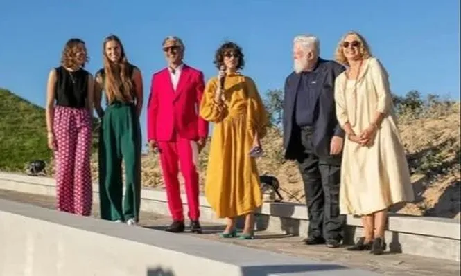 Robert y Edda Kofler (a la derecha) en la inauguración del Skyspace de Jim Turrell en su posada de José Ignacio