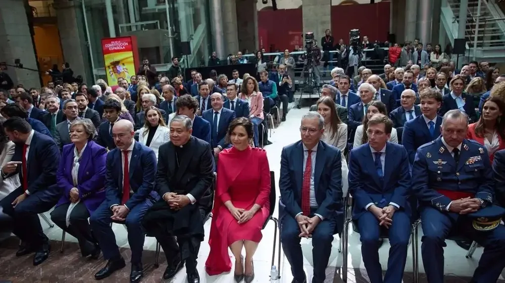 La presidenta de la Comunidad de Madrid, Isabel Díaz Ayuso (c), entre el público de los actos conmemorativos del 45º aniversario de la Constitución Española, en la Real Casa de Correos