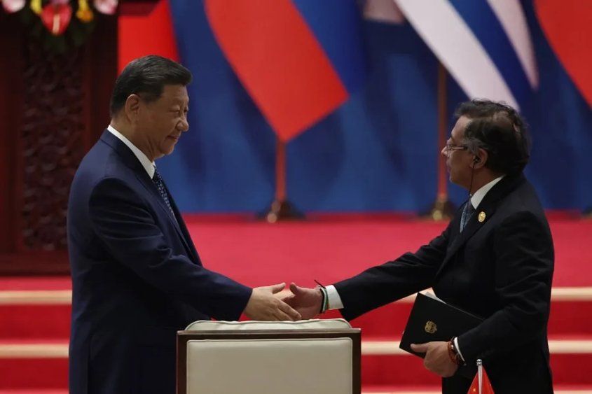 Xi Jinping y Gustavo Petro se saludan durante el Foro China-Celac celebrado en Beijing