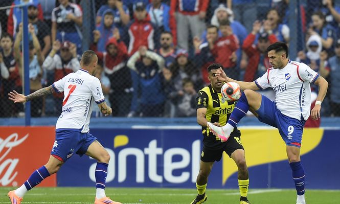 Maximiliano Gómez de Nacional ante Maximiliano Olivera de Peñarol en la final de la Liga AUF Uruguaya