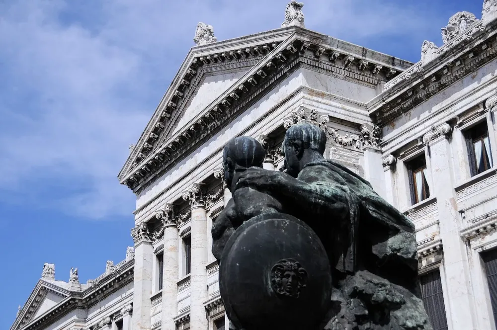 Parte de la fachada del Palacio Legislativo, Montevideo