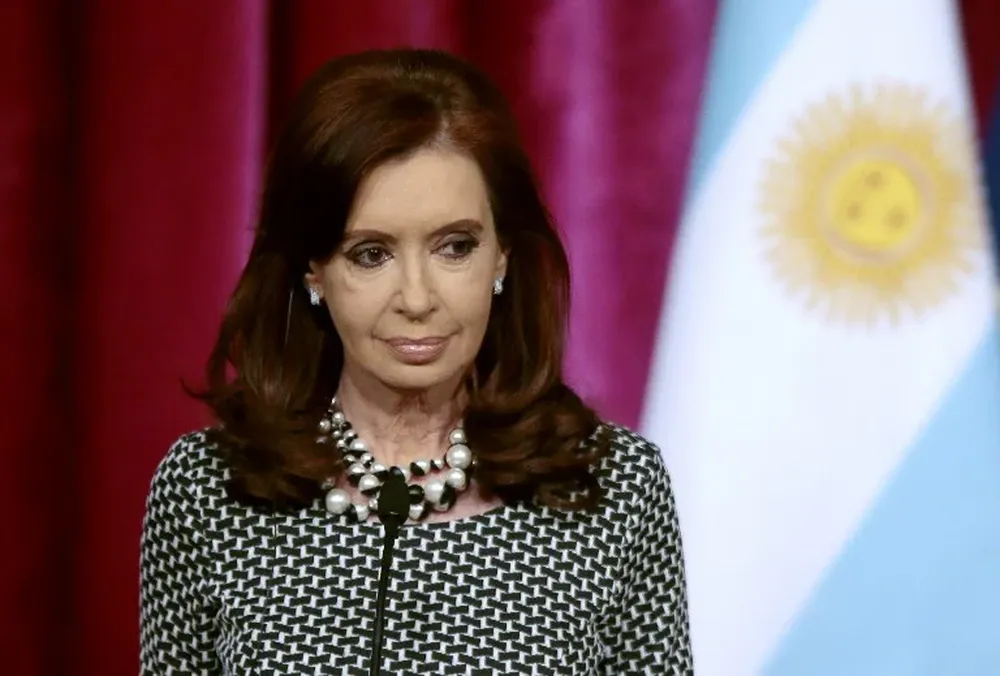 Presidenta Argentina brindando conferencia en París