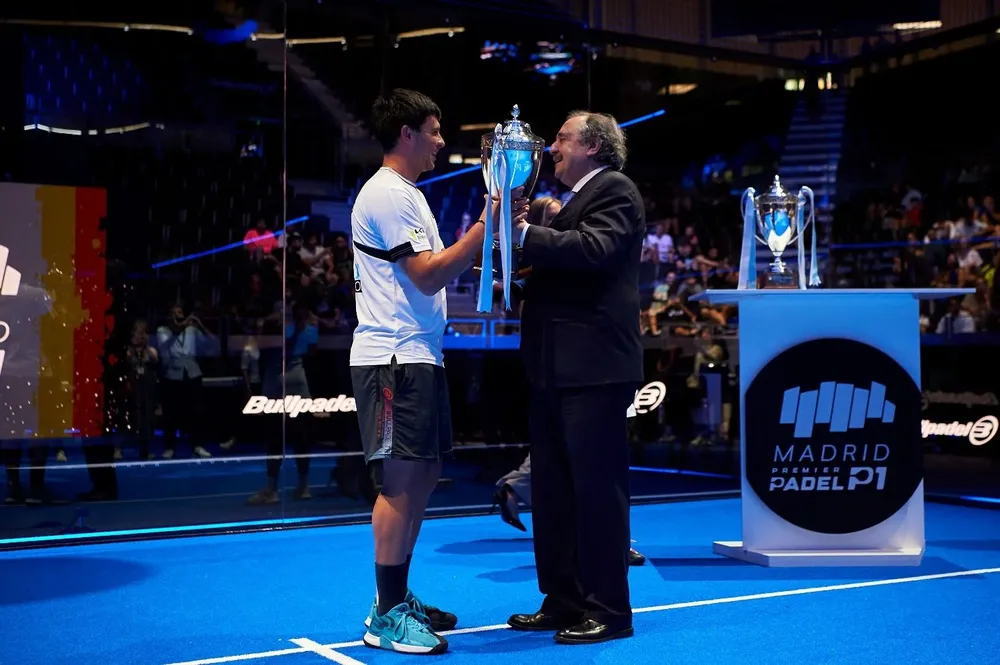 Ricardo Alfonsin otorgando la Copa Embajada Argentina