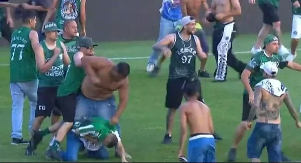 Invasión de campo y gresca