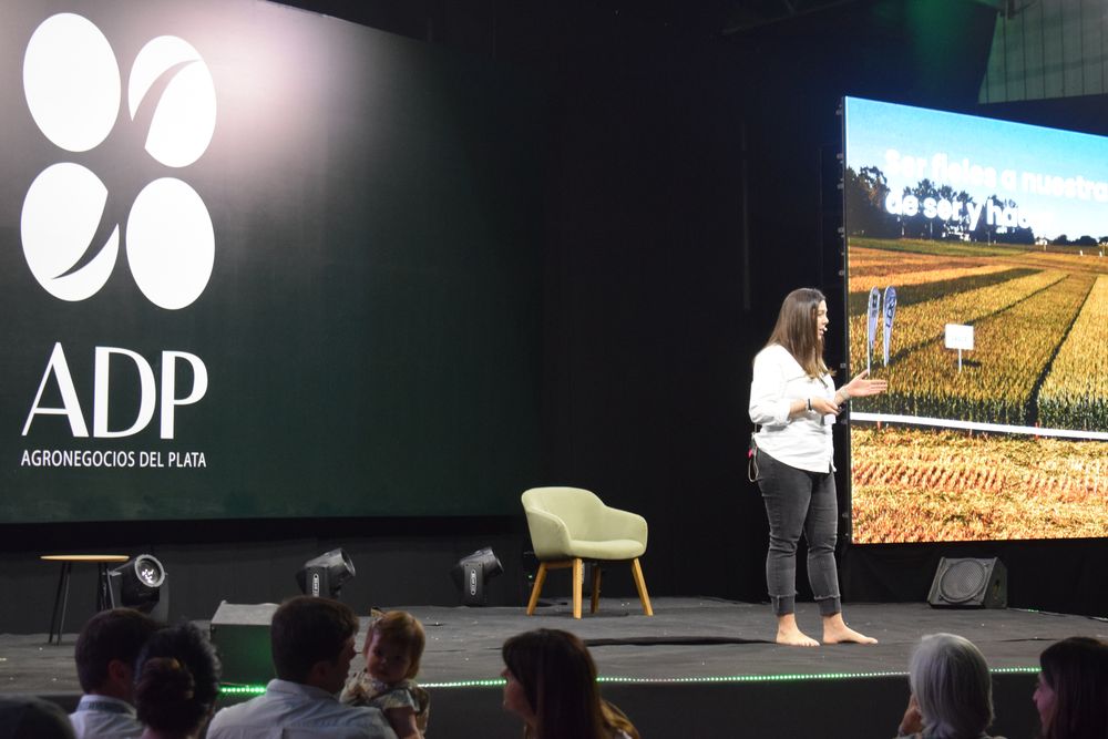 Sof&iacute;a Guigou, gerente Comercial y de Marketing de ADP-Agronegocios del Plata, durante el mensaje que brind&oacute; en la &uacute;ltima edici&oacute;n de ADP Zone.