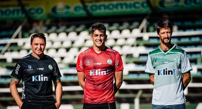 Cristian Rodríguez, Santiago Mele y Álvaro Fernández en la presentación de la nueva indumentaria