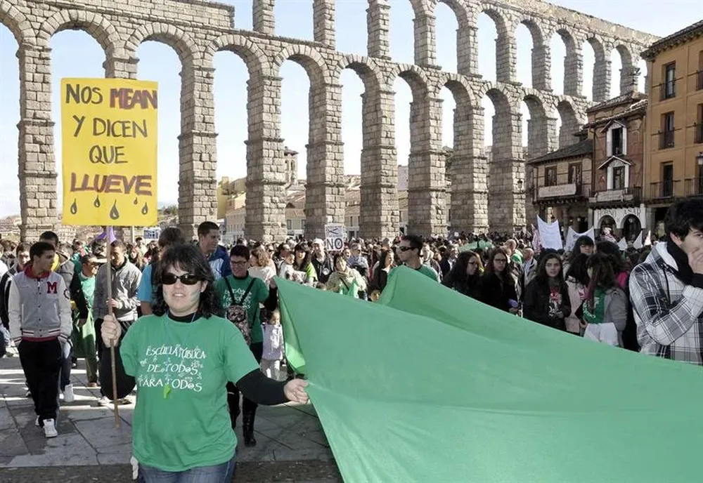 Cerca de un millar de personas se han manifestado hoy a los pies del acueducto en Segovia