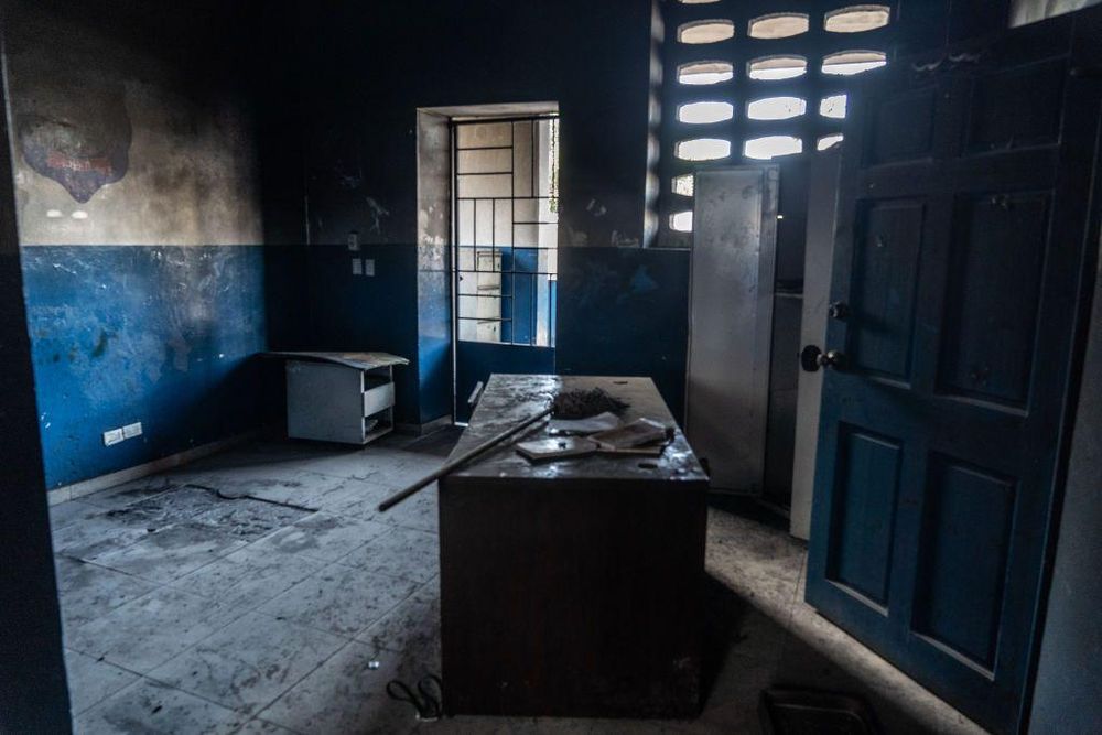 El interior de una comisaría de policía saqueada y abandonada en el barrio de Turgeau, Puerto Príncipe, tras el control de las bandas criminales.
