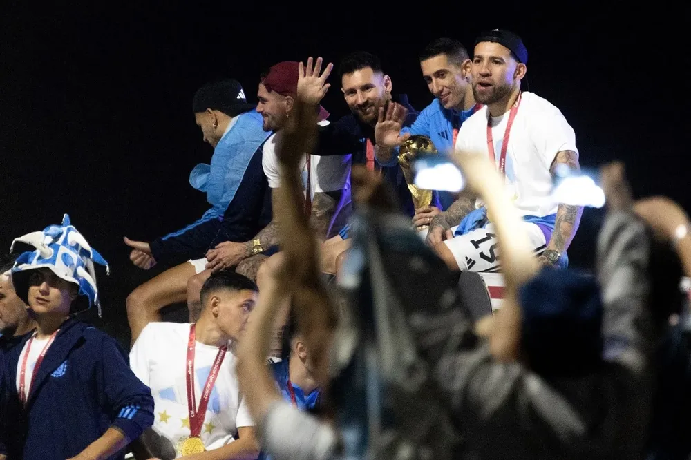 Messi saluda a los hinchas desde el techo del ómnibus abierto