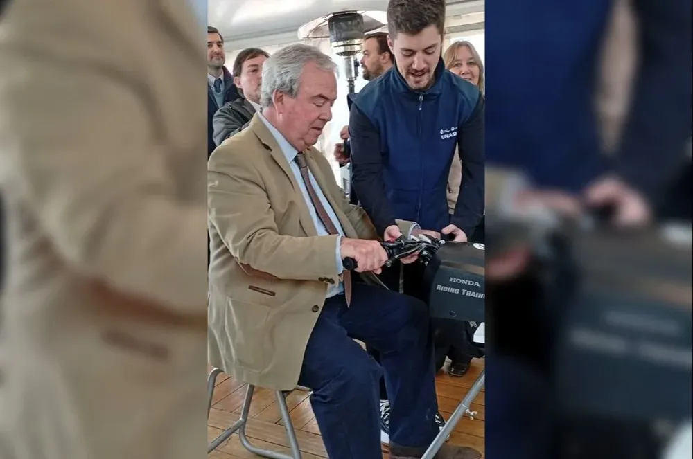 Heber utilizó el simulador de motos de Unasev