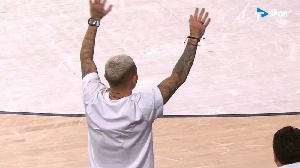 Lucas Torreira alentando al equipo de básket