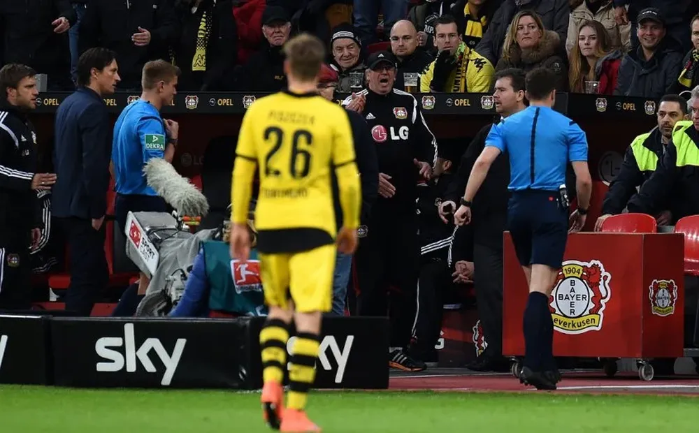 El árbitro Felix Zwayer se marcha al vestuario