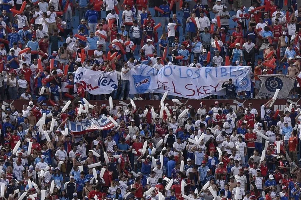 La bandera que mostró parte de la hinchada de Nacional