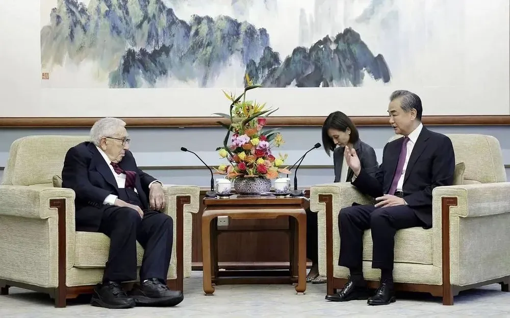 Henry Kissinger y Wang Yi, director de asuntos exteriores del Partido comunista chino