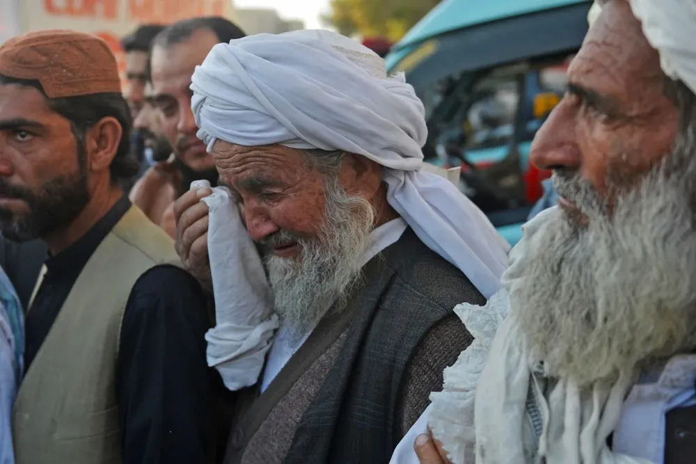 Un familiar llora la muerte de una víctima del accidente que sufrió un ómnibus en la ciudad Bela