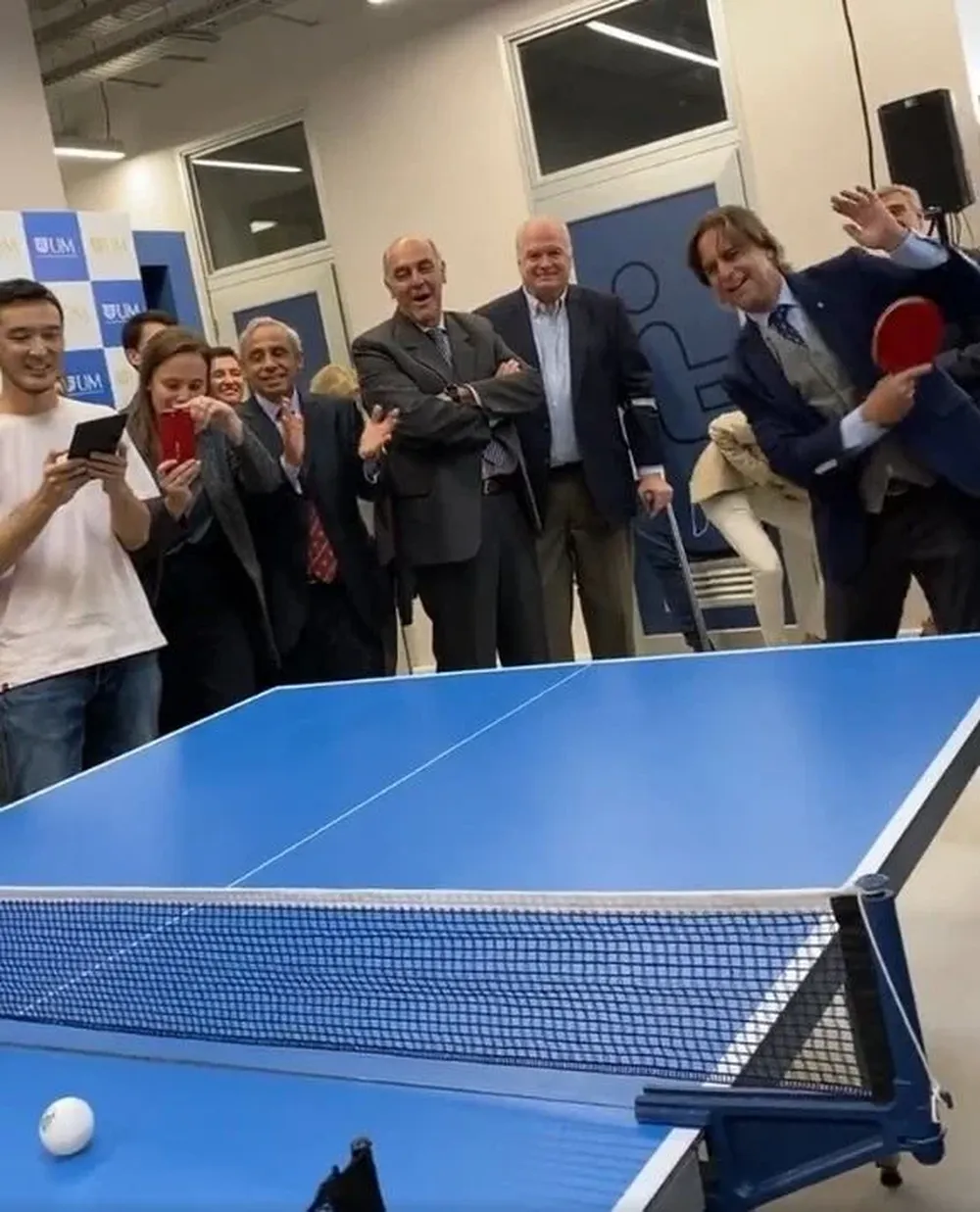 Lacalle Pou jugó brevemente al ping pong