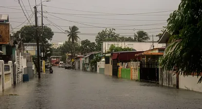 Una calle inundada por el huracán Fiona en Villa Blanca, Puerto Rico