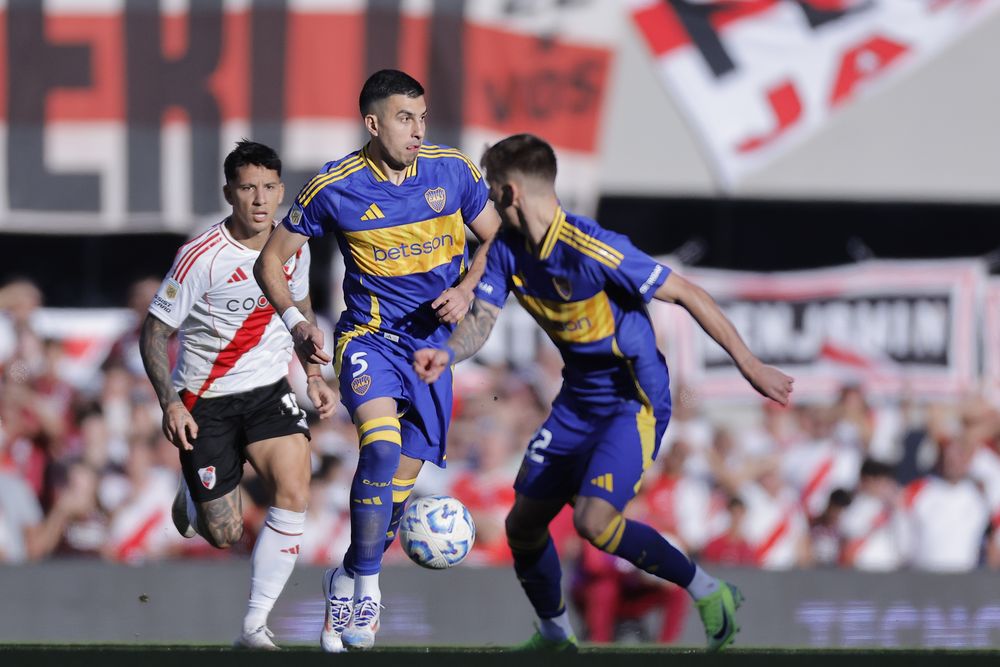 Rodrigo Battaglia de Boca Juniors controla el balón ante River Plate por el Torneo Apertura argentino Rodrigo Battaglia de Boca Juniors controla el balón ante River Plate por el Torneo Apertura argentino