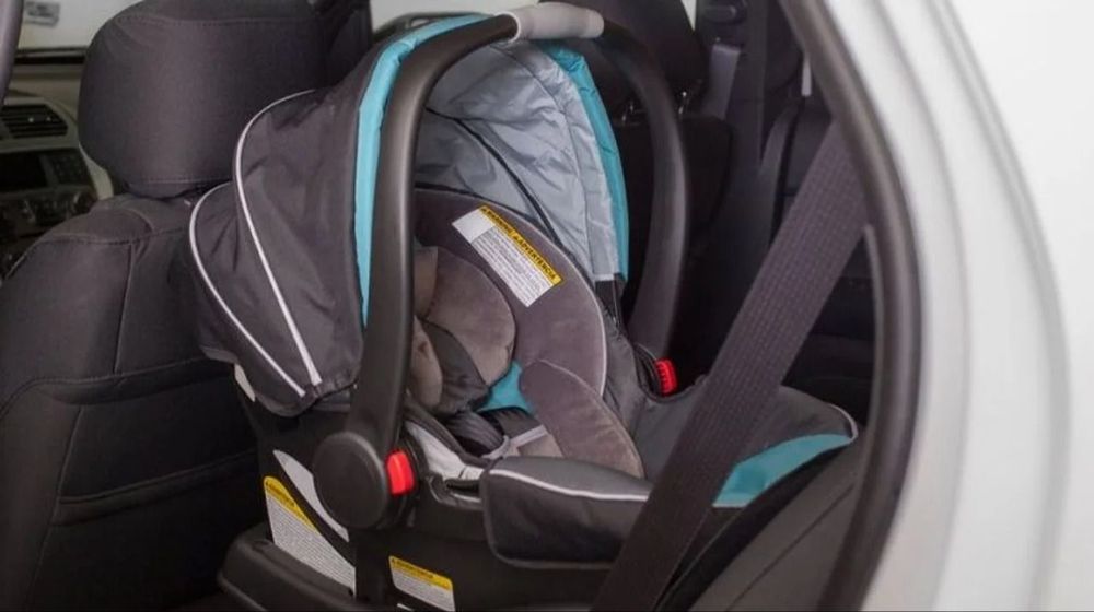 Murió el niño que había quedado encerrado en el auto durante seis horas por olviodo de sus padres