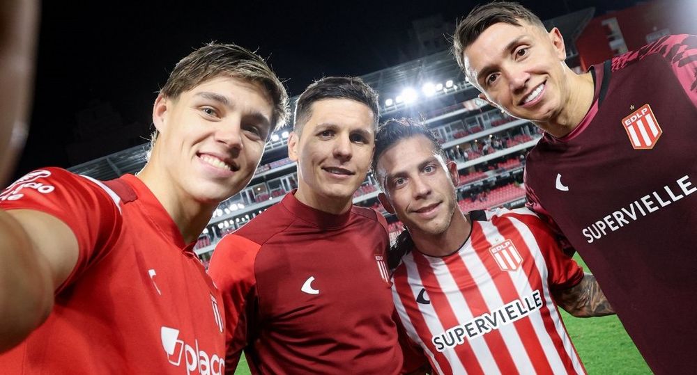 Fernando Muslera, por haber atajado un penal y los autores de los tres goles de Estudiantes de La Plata, se tomaron una selfie tras la victoria ante Defensa y Justicia