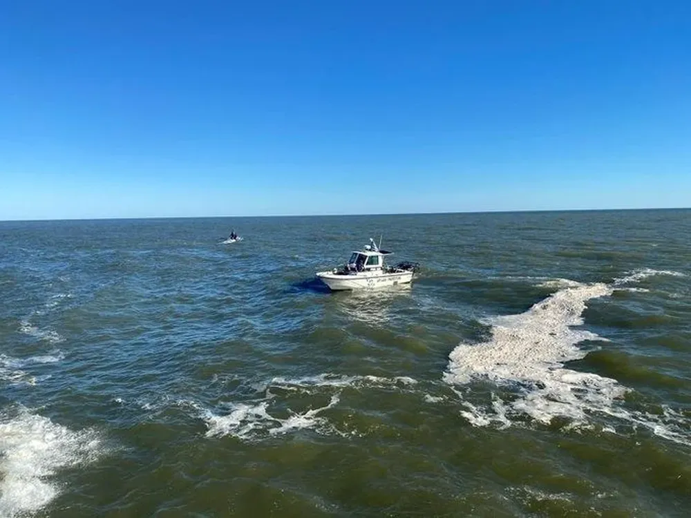 Personal de Prefectura trabaja en el río De la Plata este sábado