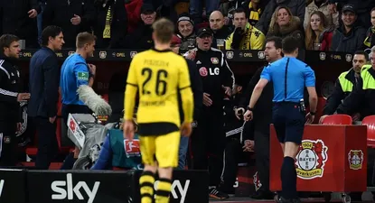 El árbitro Felix Zwayer se marcha al vestuario