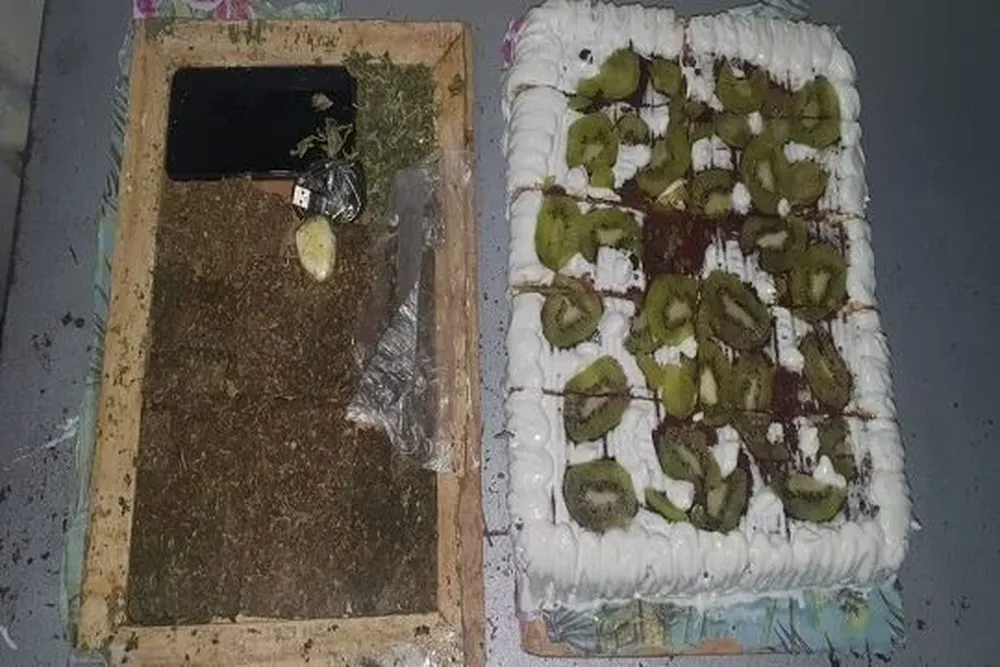 Torta bajo la cual se escondió la droga y el celular que el imputado pretendió ingresar a la cárcel de Treinta y Tres