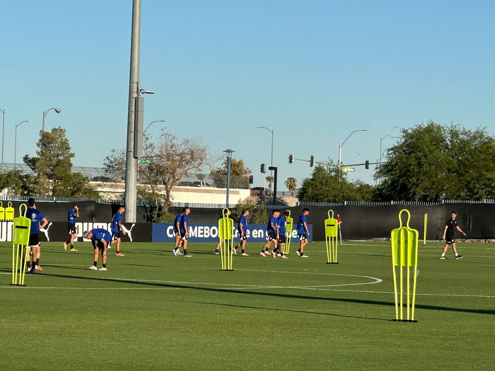 Práctica de la selección de Uruguay antes del partido ante Brasil