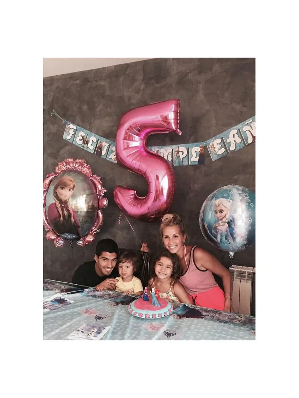 El cumple de su hija: Hace 5 años que nos alegras cada día reina mía. Te deseamos un FELIZ CUMPLE! Te amamos mucho Papi, Mami y Benja