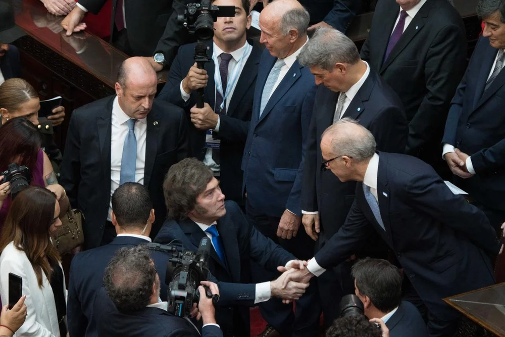 Javier Milei evalúa no firmar el pliego de la jueza Michelli y le pasa la pelota a la Corte Suprema.