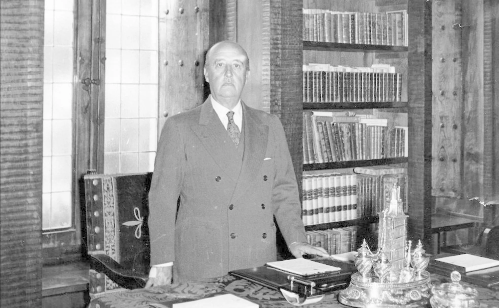 Francisco Franco en su oficina en el Pazo de Meirás