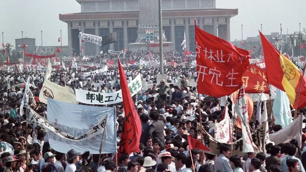Miles de personas ocuparon la emblemática plaza de Tiananmen en Pekín y las movilizaciones se extendieron por otras partes del país.